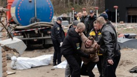„Lăsați-mă să-l văd! Sunt pantofii lui". Momentul sfâșietor în care o mamă își găsește într-o fântână fiul ucis de ruși